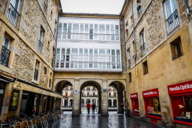 Vitoria, İspanya - 12 Ocak 2018: Şehir Vitoria merkezi sokak görünümünde. Vitoria-Gasteiz otonom Bask Ülkesi ve Araba eyaleti Kuzey İspanya'nın başkenti olduğunu