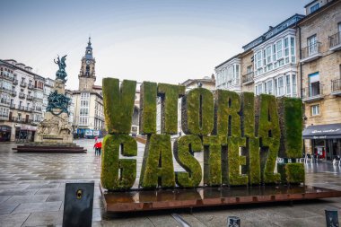 Vitoria, İspanya - 12 Ocak 2018: Virgen Blanca Vitoria meydanda. Vitoria-Gasteiz otonom Bask Ülkesi ve Araba eyaleti Kuzey İspanya'nın başkenti olduğunu