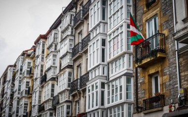 Vitoria, İspanya - 12 Ocak 2018: Şehir Vitoria merkezi sokak görünümünde. Vitoria-Gasteiz otonom Bask Ülkesi ve Araba eyaleti Kuzey İspanya'nın başkenti olduğunu