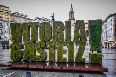 Vitoria, İspanya - 12 Ocak 2018: Virgen Blanca Vitoria meydanda. Vitoria-Gasteiz otonom Bask Ülkesi ve Araba eyaleti Kuzey İspanya'nın başkenti olduğunu