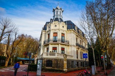 Vitoria, İspanya - 12 Ocak 2018: Şehir Vitoria merkezi sokak görünümünde. Vitoria-Gasteiz otonom Bask Ülkesi ve Araba eyaleti Kuzey İspanya'nın başkenti olduğunu