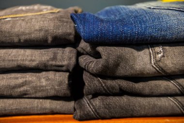 Thessaloniki, Yunanistan - 19 Ocak 2018: Giyim mağaza raf içinde görüş-in kış indirim Merkezi Selanik'te bir giyim bölümü.