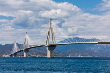 Asma köprü Rio-Antirio Yunanistan görünümünü. Boğaz, Korint Körfez geçiş Köprüsü Peloponnese, Yunanistan