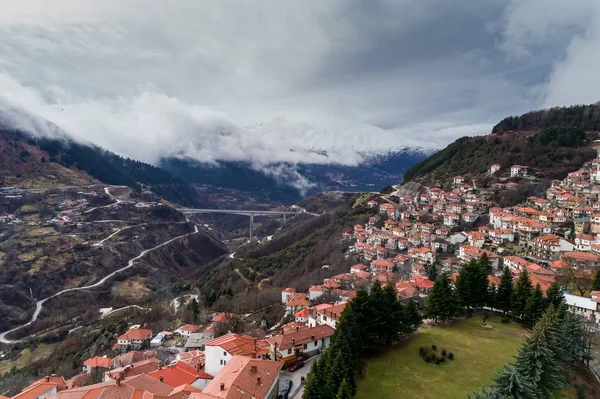 Luftaufnahme des Dorfes Metsovo in Epirus, Nordgriechenland — Stockfoto