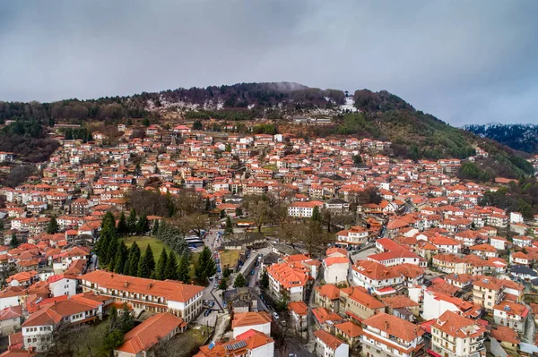 Luftaufnahme des Dorfes Metsovo in Epirus, Nordgriechenland — Stockfoto