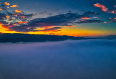 Havadan görünümü. Bulutların üzerinde uçan .