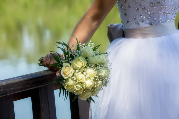Yakın bir el güzel renkli düğün buket görünümünü bir — Stok fotoğraf