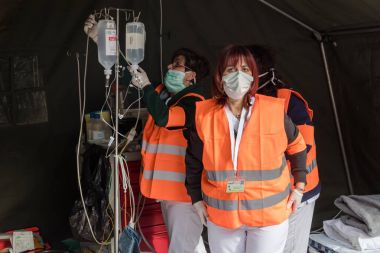 Sağlık görevlileri tedavi hasta tahliye ve hastane Durin'in yaralandı