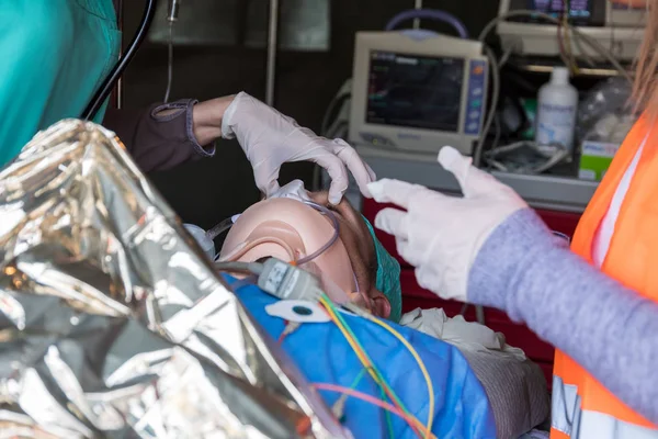 Salvation crews evacuate patients and injured in hospital AXEPA — Stock Photo, Image