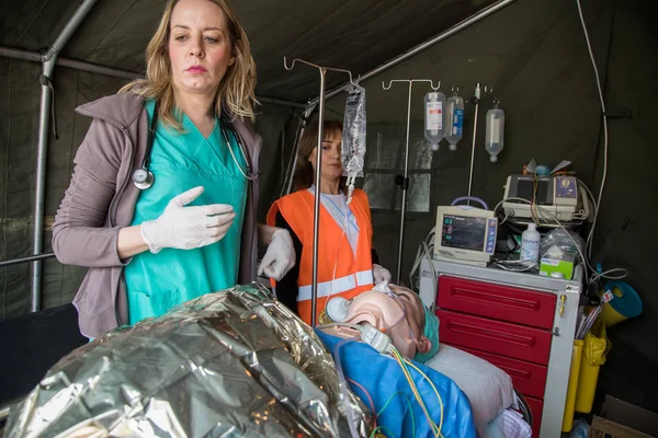 Los paramédicos tratan a los pacientes evacuados y heridos en el hospital durin —  Fotos de Stock