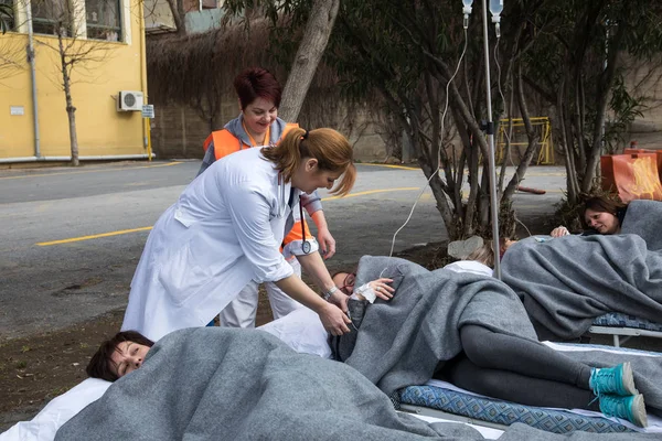 Pacientes han sido trasladados a un hospital al aire libre durante un —  Fotos de Stock
