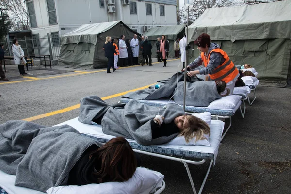 Пацієнти були зараховані на відкритому повітрі лікарні під час послугами — стокове фото