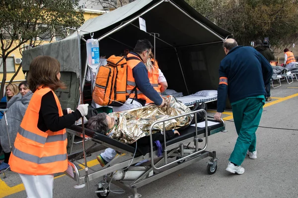 Salvation crews evacuate patients and injured in hospital AXEPA — Stock Photo, Image
