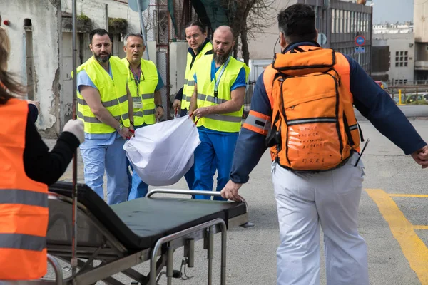 Gli equipaggi di soccorso evacuano pazienti e feriti in ospedale AXEPA — Foto Stock