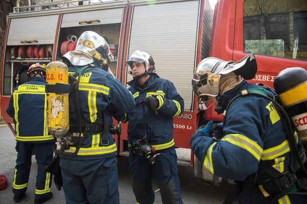 Brandweerlieden tijdens een oefening van de aardbeving in het Axepa ziekenhuis — Stockfoto