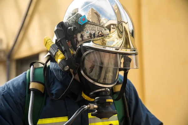 Brandweerlieden tijdens een oefening van de aardbeving in het Axepa ziekenhuis — Stockfoto