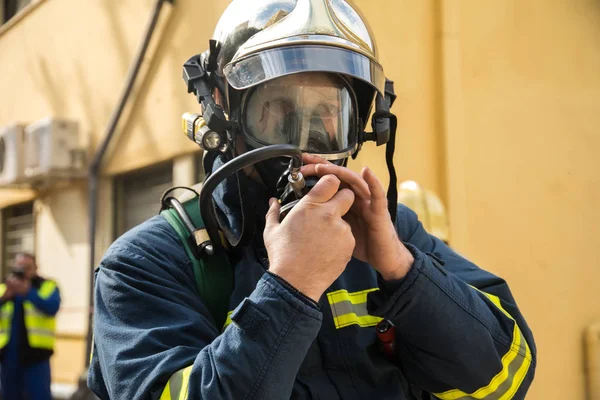 Firefighters during an earthquake exercise at the AXEPA hospital — Stock Photo, Image