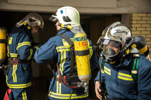 Axepa 医院地震演习中的消防员 — 图库照片