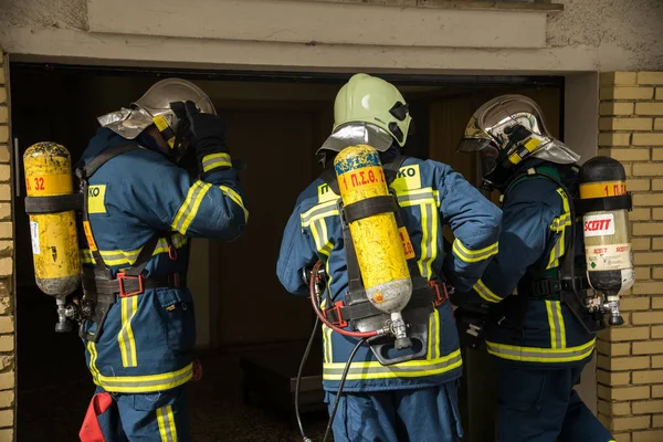 Feuerwehrleute während einer Erdbebenübung im axepa-Krankenhaus — Stockfoto
