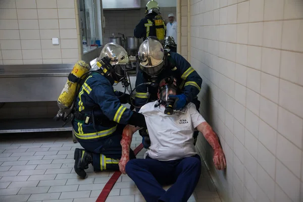 Záchrana posádky evakuovat pacienty a zraněný v nemocnici Axepa — Stock fotografie