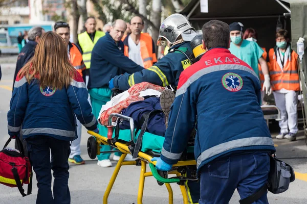 Salvation crews evacuate patients and injured in hospital AXEPA — Stock Photo, Image