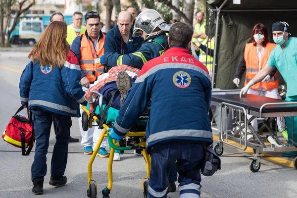 Gli equipaggi di soccorso evacuano pazienti e feriti in ospedale AXEPA — Foto Stock
