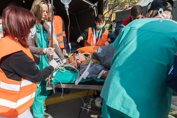 Gli equipaggi di soccorso evacuano pazienti e feriti in ospedale AXEPA — Foto Stock