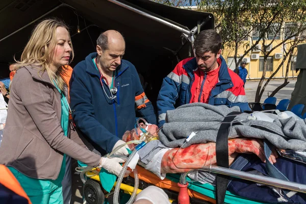 Gli equipaggi di soccorso evacuano pazienti e feriti in ospedale AXEPA — Foto Stock