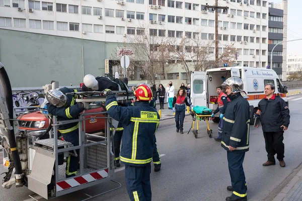 Equipos de salvamento evacuan pacientes y heridos en el hospital AXEPA —  Fotos de Stock