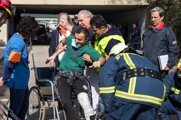 Salvation crews evacuate patients and injured in hospital AXEPA — Stock Photo, Image