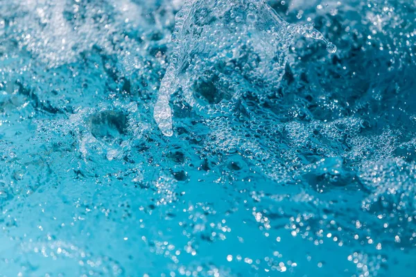 Le jaillissement d'eau d'une fontaine. éclaboussure d'eau dans la fontaine — Photo