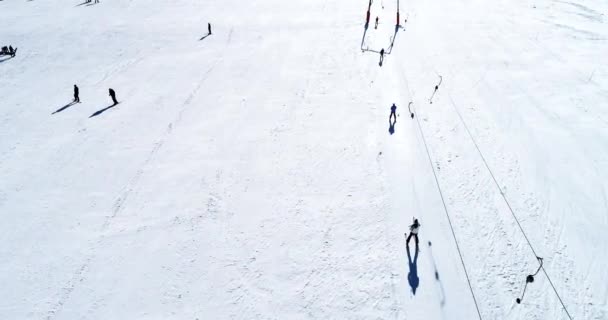 Vasilitsa 2018年1月5日 在希腊 Pindos Vasilitsa 滑雪胜地 滑雪者鸟瞰 滑雪胜地目前有5个升降机和16个滑雪径 — 图库视频影像