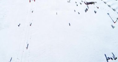 Vasilitsa, Yunanistan - 5 Ocak 2018: Havadan görünümü kayakçı, Ski Resort Vasilitsa Pindos dağ aralığı, Yunanistan. Kayak Merkezleri şu anda sahip 5 asansörleri ve 16 kayak rotalar