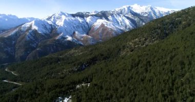 Havadan görünümü kış manzara Pindus dağ aralığından, Yunanistan