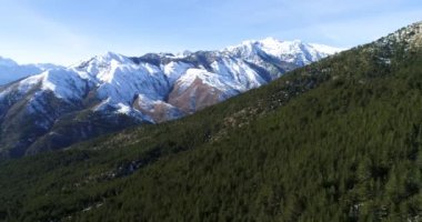 Havadan görünümü kış manzara Pindus dağ aralığından, Yunanistan