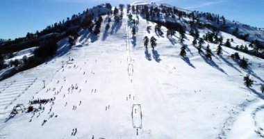 Vasilitsa, Yunanistan - 5 Ocak 2018: Havadan görünümü kayakçı, Ski Resort Vasilitsa Pindos dağ aralığı, Yunanistan. Kayak Merkezleri şu anda sahip 5 asansörleri ve 16 kayak rotalar