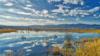 Lake Doriani sulak bulutlara yansıması üzerinde bir kış 