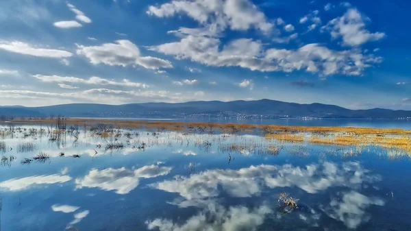 Weerspiegeling van wolken op de wetland van Lake Doriani op een winter — Stockfoto