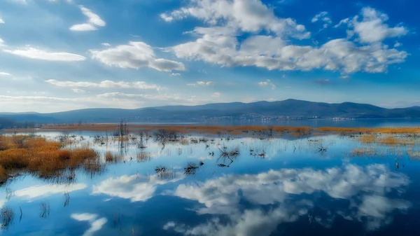 Lake Doriani sulak bulutlara yansıması üzerinde bir kış 