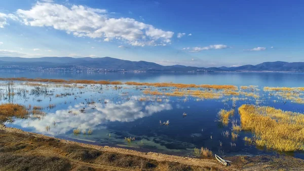 Reflexão de nuvens na zona húmida do Lago Doriani em um inverno — Fotografia de Stock