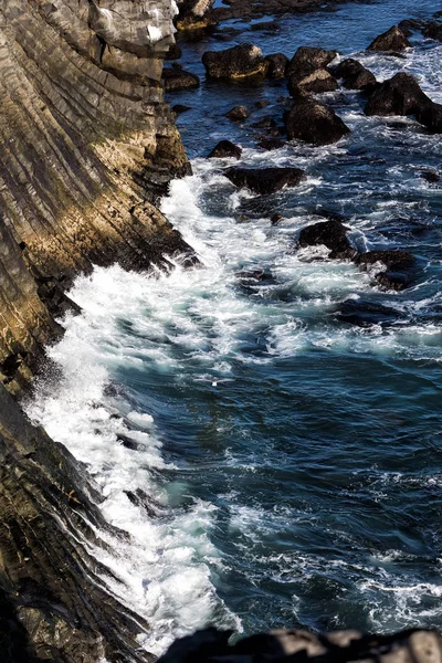 岩石和蓝色的海, 冰岛 — 图库照片