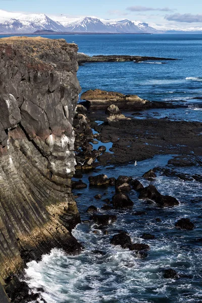Rochas e mar azul, Islândia — Fotografia de Stock