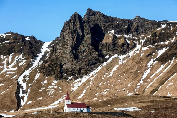 Vik, küçük kasaba Güney İzlanda Hill'de kiliseyle — Stok fotoğraf
