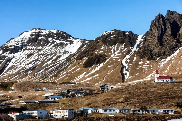 Kirche auf einem Hügel in Vik, einer kleinen Stadt im Süden von Island — Stockfoto