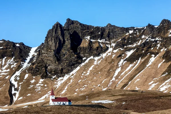 Εκλησία στον λόφο σε Vik, μικρή πόλη νότια Ισλανδία — Φωτογραφία Αρχείου