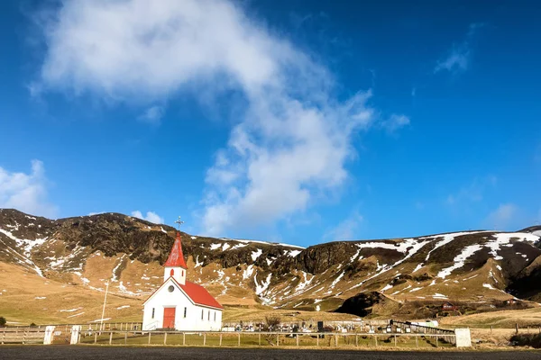 典型的冰岛教会的看法在山旁边. — 图库照片