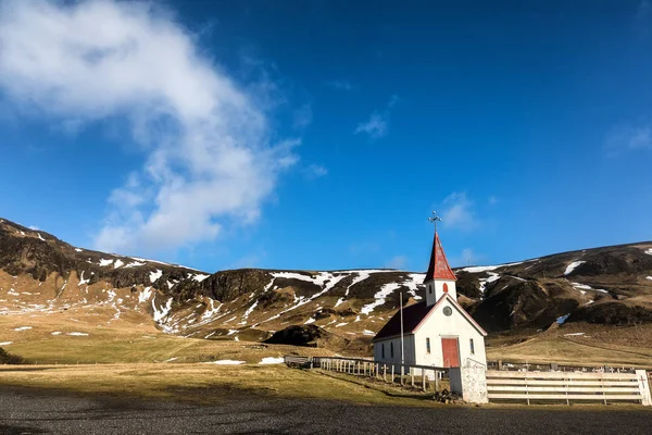 Vista de la típica iglesia de hielo al lado de una montaña . —  Fotos de Stock