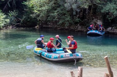 Macera takım Voidomati soğuk sularda rafting yapıyor