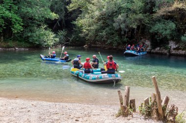 Macera takım Voidomati soğuk sularda rafting yapıyor