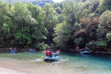 Macera takım Voidomati soğuk sularda rafting yapıyor